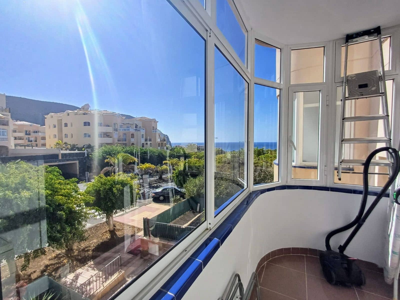 3 sypialnia Apartament na sprzedaż w Los Cristianos z basenem garażem - 619 000 € (Ref: 9866456)
