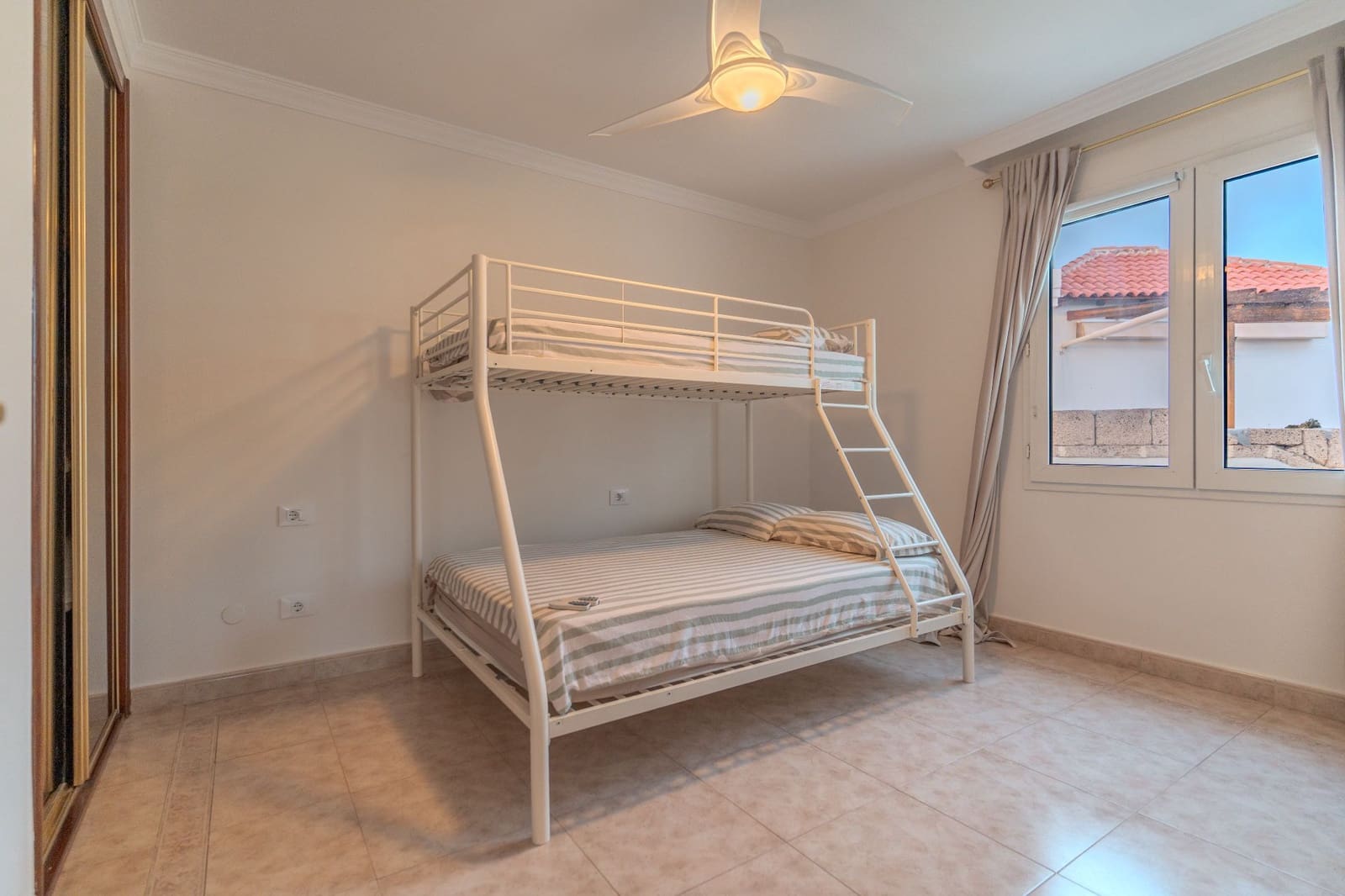 5 soverom Villa til salgs i Chayofa med svømmebasseng garasje - € 1 250 000 (Ref: 9961969)
