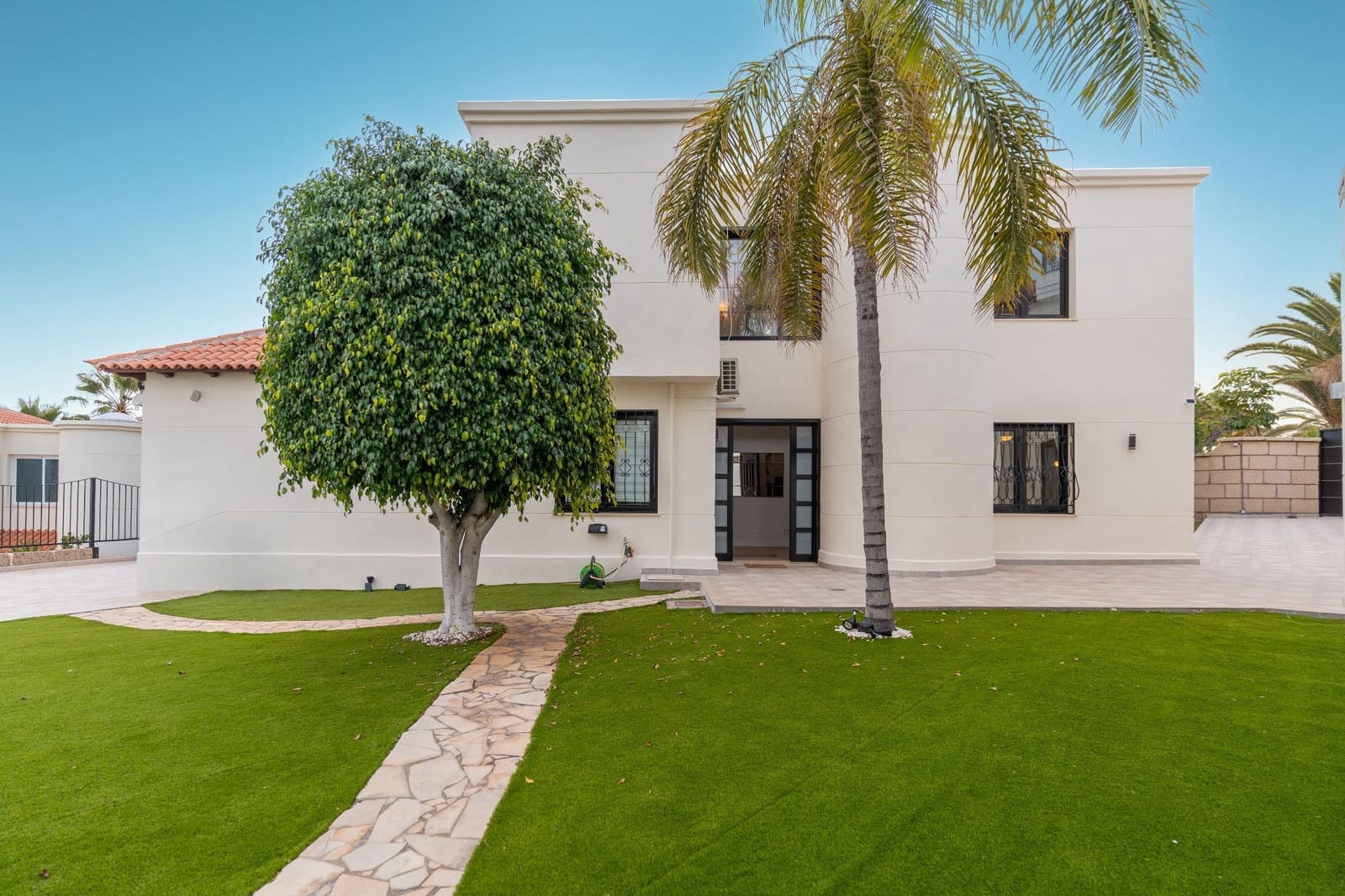 5 soverom Villa til salgs i Chayofa med svømmebasseng garasje - € 1 250 000 (Ref: 9961969)