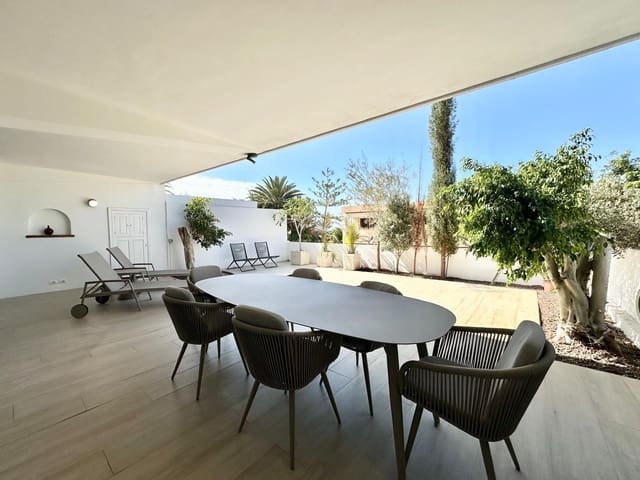 3 sypialnia Bungalow na sprzedaż w Costa Adeje, Adeje z basenem garażem - 580 000 € (Ref: 9964683)