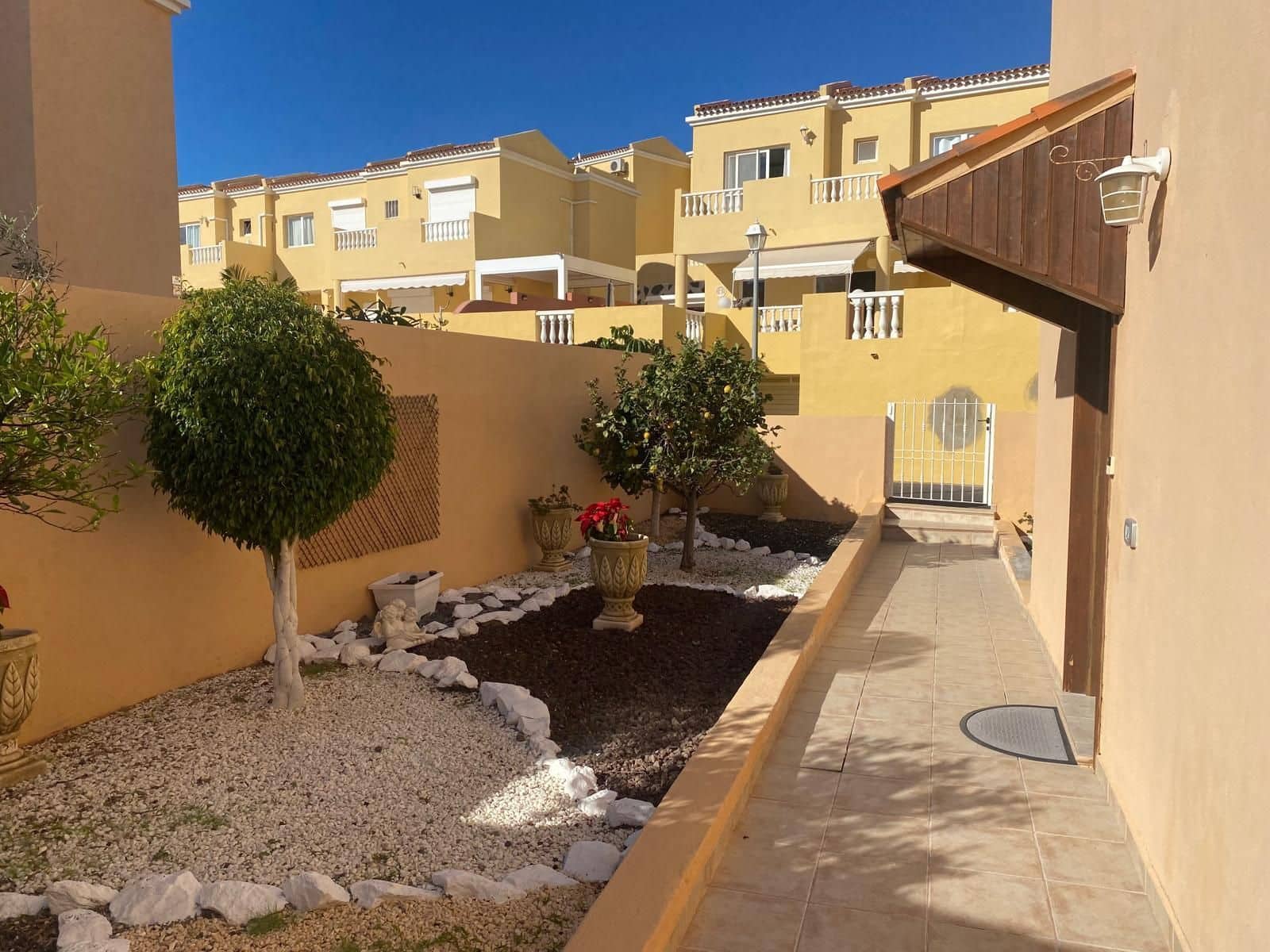 2 soveværelse Villa til salg i Costa Adeje med swimmingpool garage - € 450.000 (Ref: 9998064)