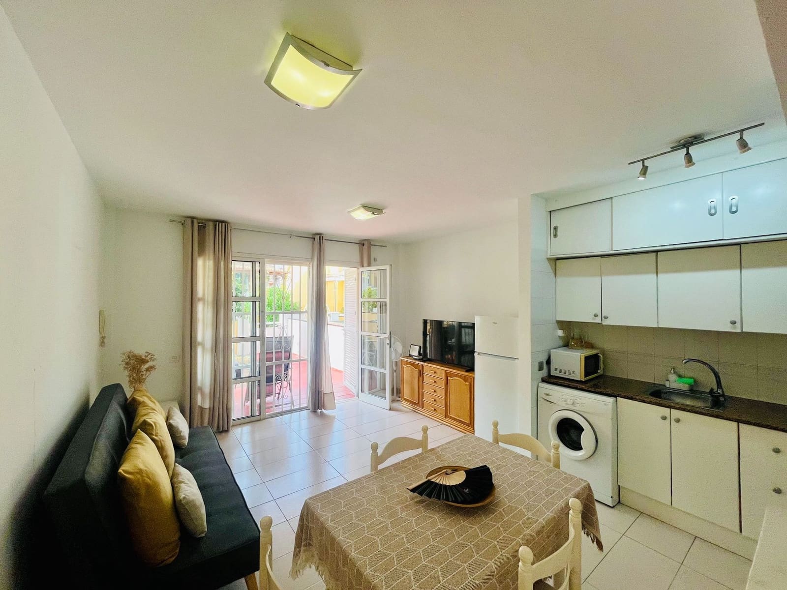 1 soverom Leilighet til salgs i Playa de las Americas med svømmebasseng garasje - € 265 000 (Ref: 9999520)