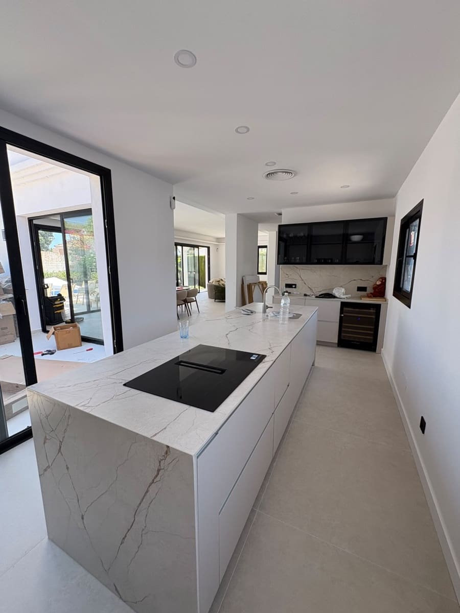 4 bedroom Villa for rent in Marbella with pool garage - € 15,000 (Ref: 10006396)