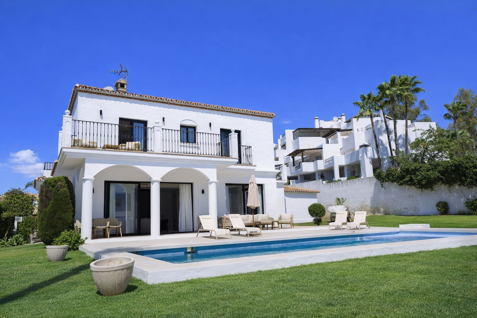 4 makuuhuone Huvila lomavuokrausta paikassa Marbella mukana uima-altaan 
autotalli - 10 000 € (Ref: 10006397)