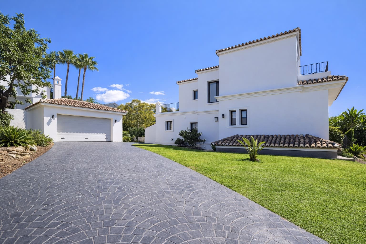 4 makuuhuone Huvila lomavuokrausta paikassa Marbella mukana uima-altaan 
autotalli - 10 000 € (Ref: 10006397)