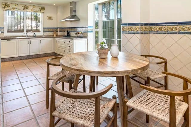 6 soverom Villa til leie i San Pedro de Alcantara, Marbella med svømmebasseng - € 7 500 (Ref: 10011209)