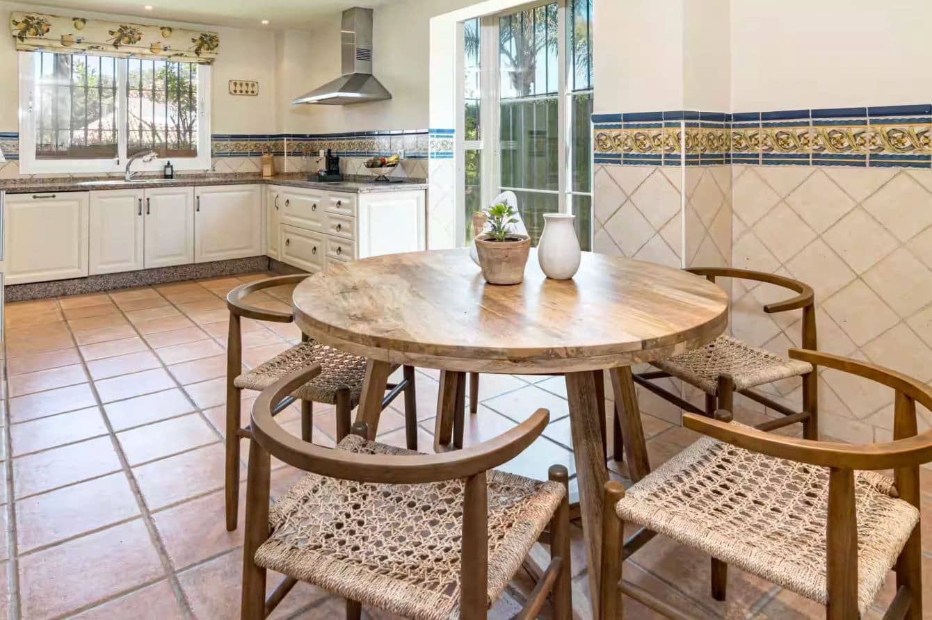 6 slaapkamer Villa voor vakantieverhuur in San Pedro de Alcantara met zwembad - € 5.880 (Ref: 10011210)