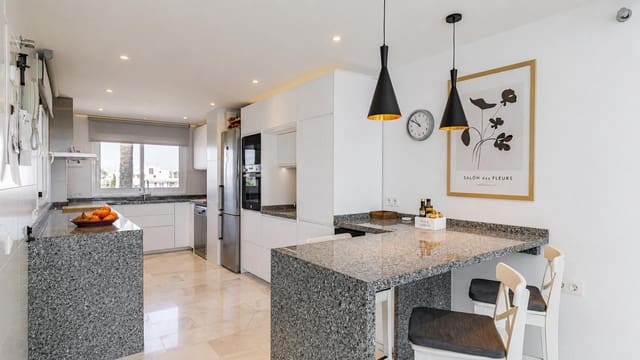Ático de 3 habitaciones en San Pedro de Alcantara, Marbella en alquiler con piscina - 4.000 € (Ref: 10015294)