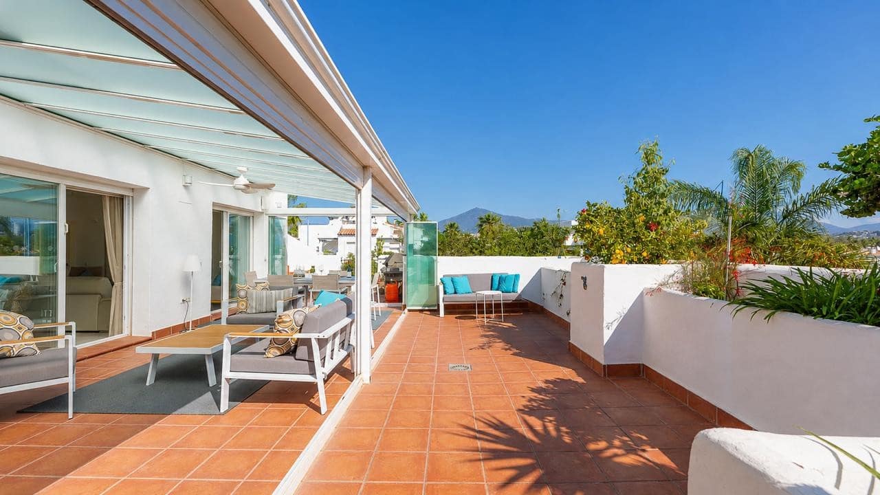 3 sypialnia Penthouse na kwatery wakacyjne w San Pedro de Alcantara z basenem - 2 500 € (Ref: 10015295)