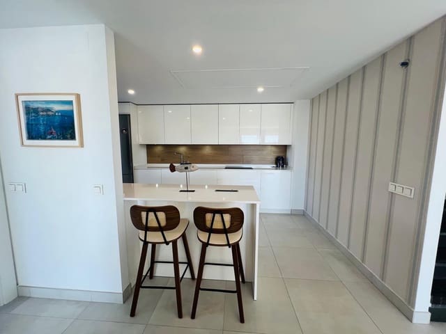 Penthouse de 3 chambres à louer à Marbella avec piscine garage - 3 800 € (Ref: 10015296)