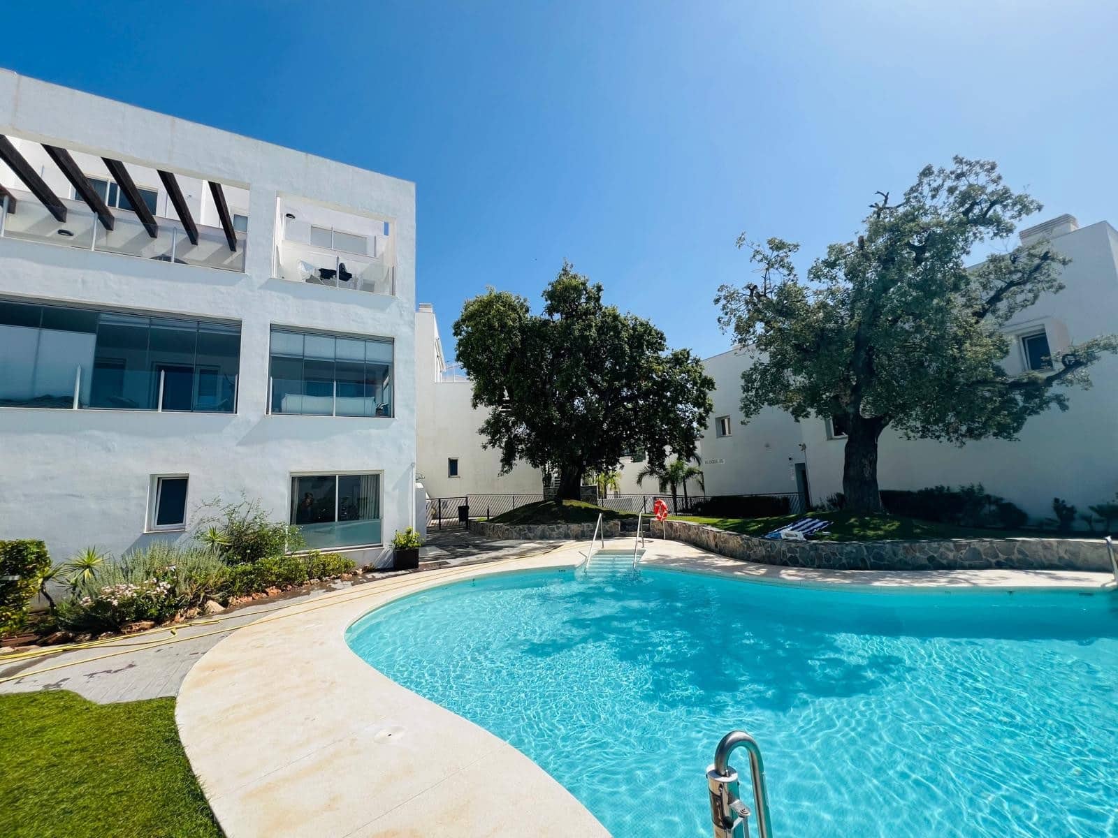 3 soveværelse Semi-Rækkehus til leje i Marbella med swimmingpool garage - € 3.500 (Ref: 10015296)