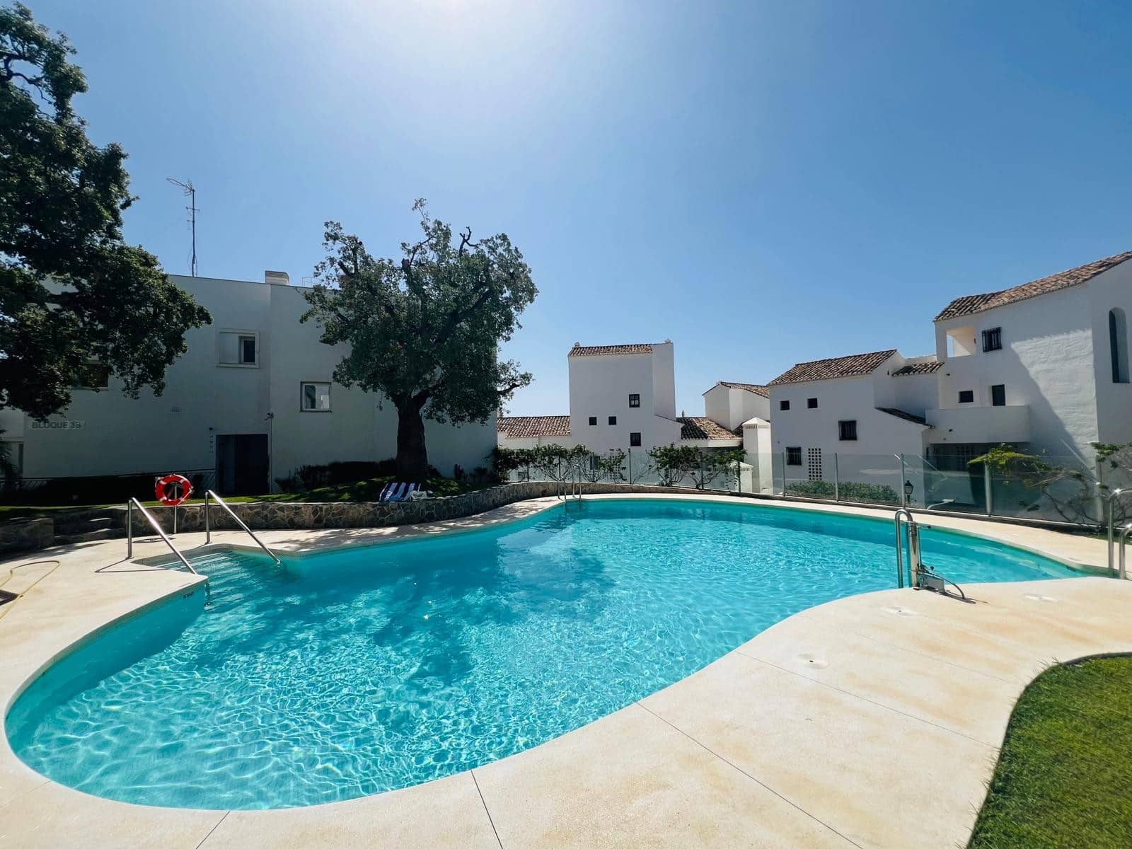 3 soveværelse Semi-Rækkehus til leje i Marbella med swimmingpool garage - € 3.500 (Ref: 10015296)