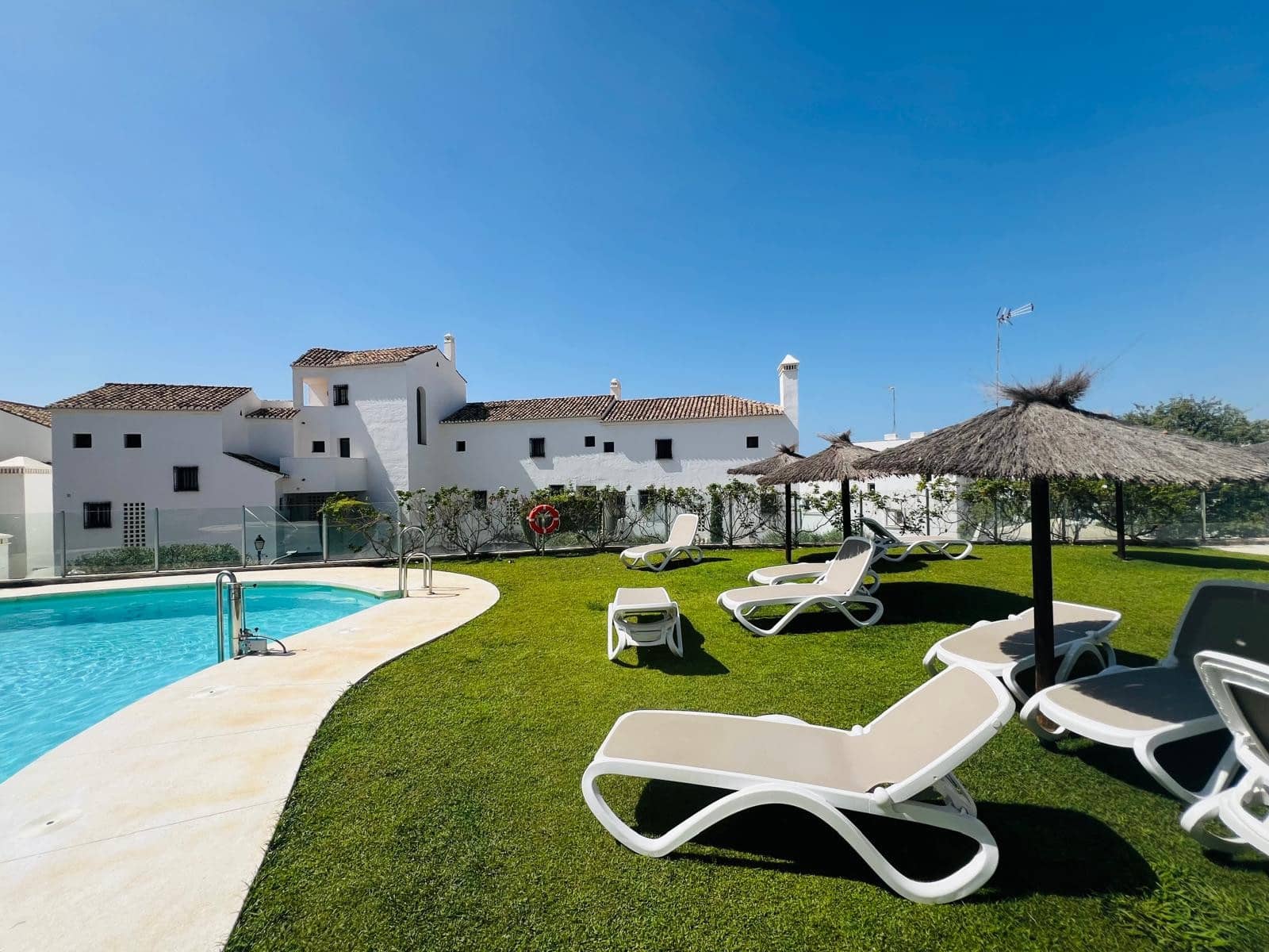 3 soveværelse Semi-Rækkehus til leje i Marbella med swimmingpool garage - € 3.500 (Ref: 10015296)