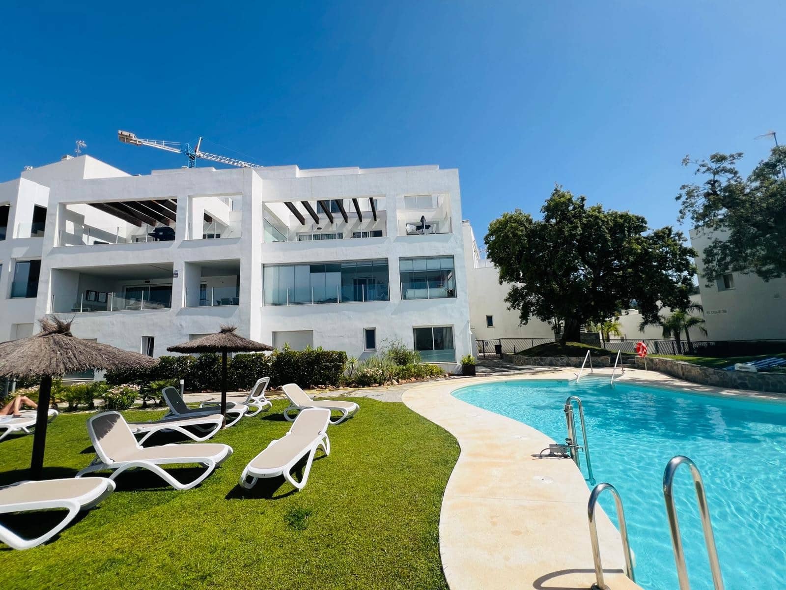 3 soveværelse Semi-Rækkehus til leje i Marbella med swimmingpool garage - € 3.500 (Ref: 10015296)