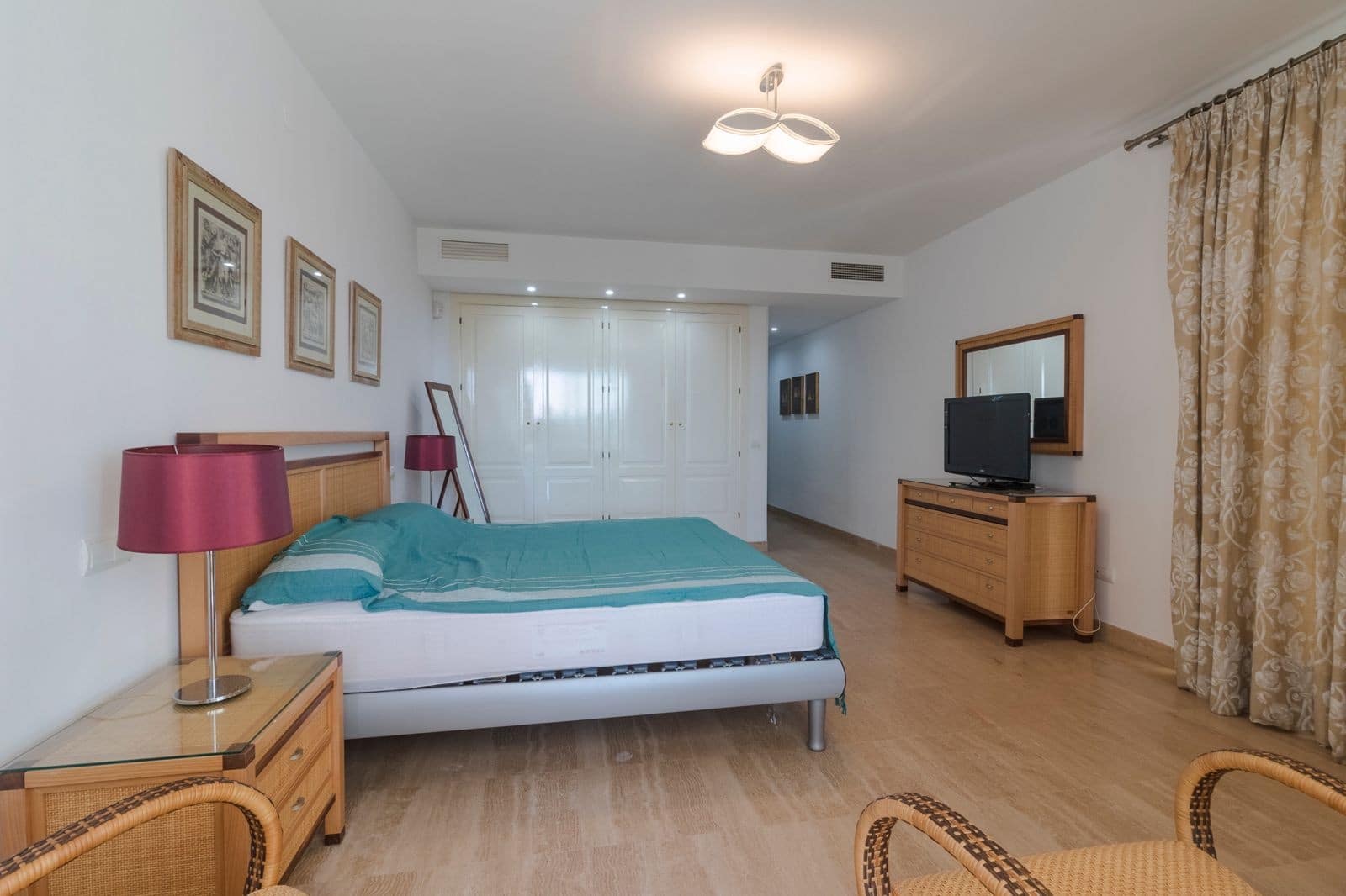 Appartement de 3 chambres à louer à Marbella avec piscine garage - 3 000 € (Ref: 10033691)
