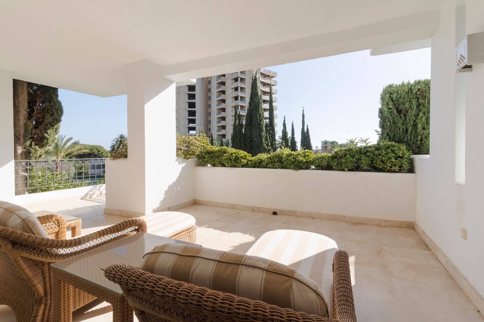 Appartement de 3 chambres à louer à Marbella avec piscine garage - 3 000 € (Ref: 10033691)