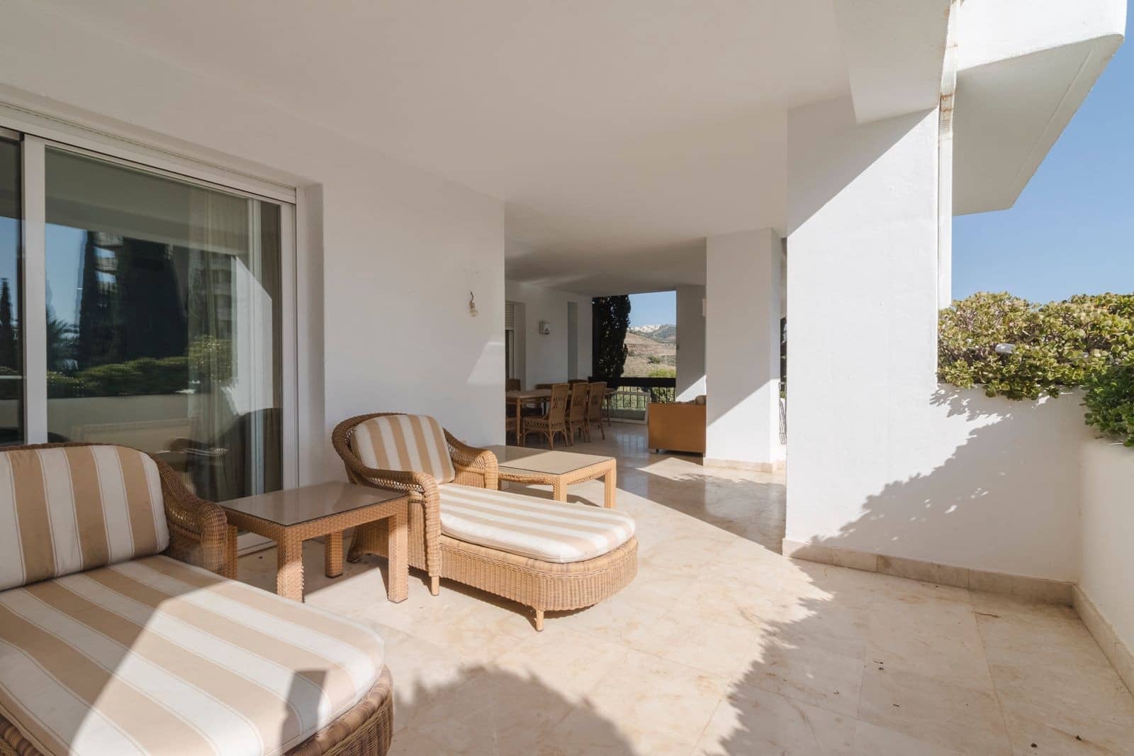 Appartement de 3 chambres à louer à Marbella avec piscine garage - 3 000 € (Ref: 10033691)