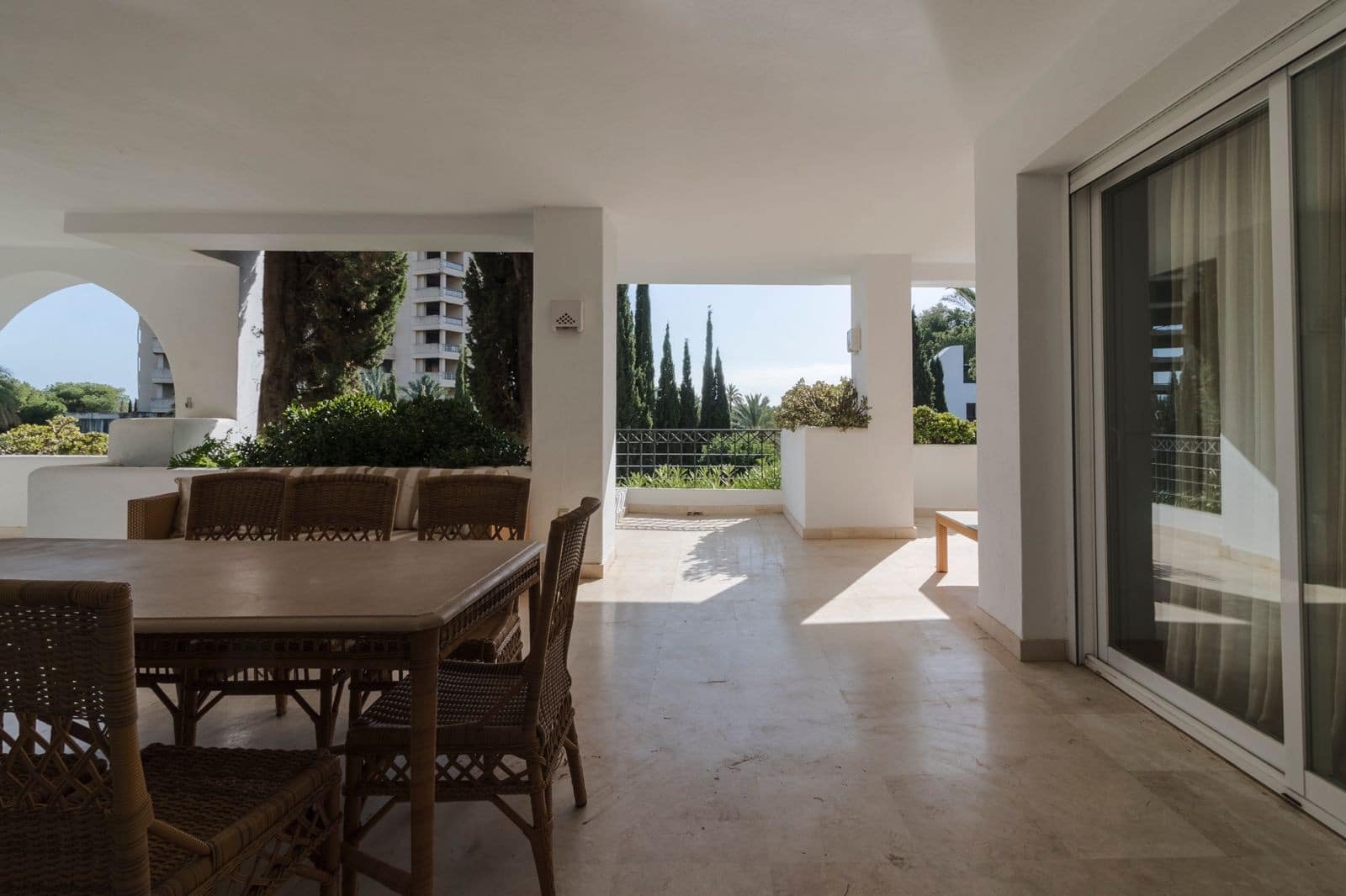 Appartement de 3 chambres à louer à Marbella avec piscine garage - 3 000 € (Ref: 10033691)