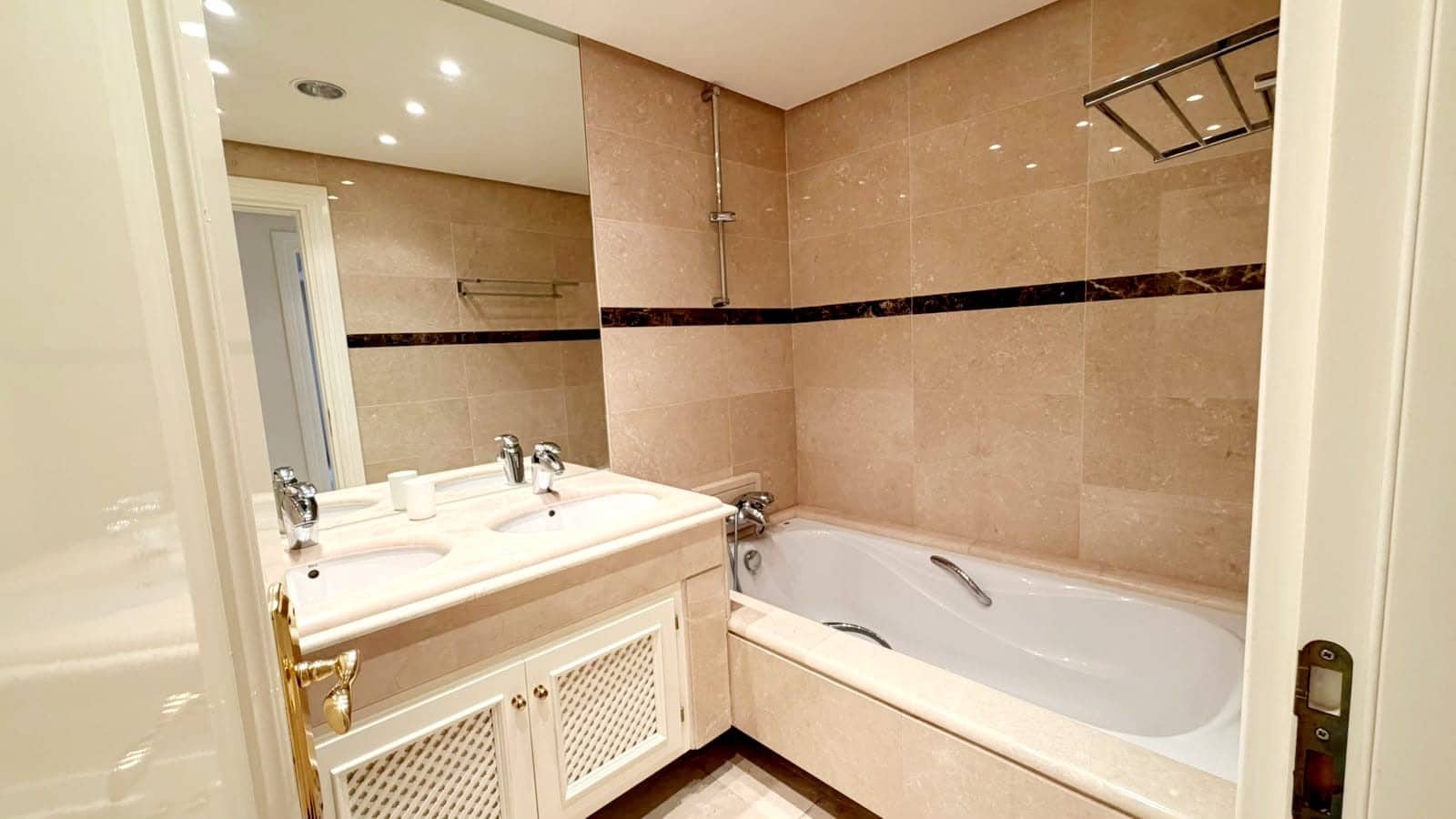 3 sovrum Lägenhet att hyra i Marbella med pool garage - 6 500 € (Ref: 10048973)