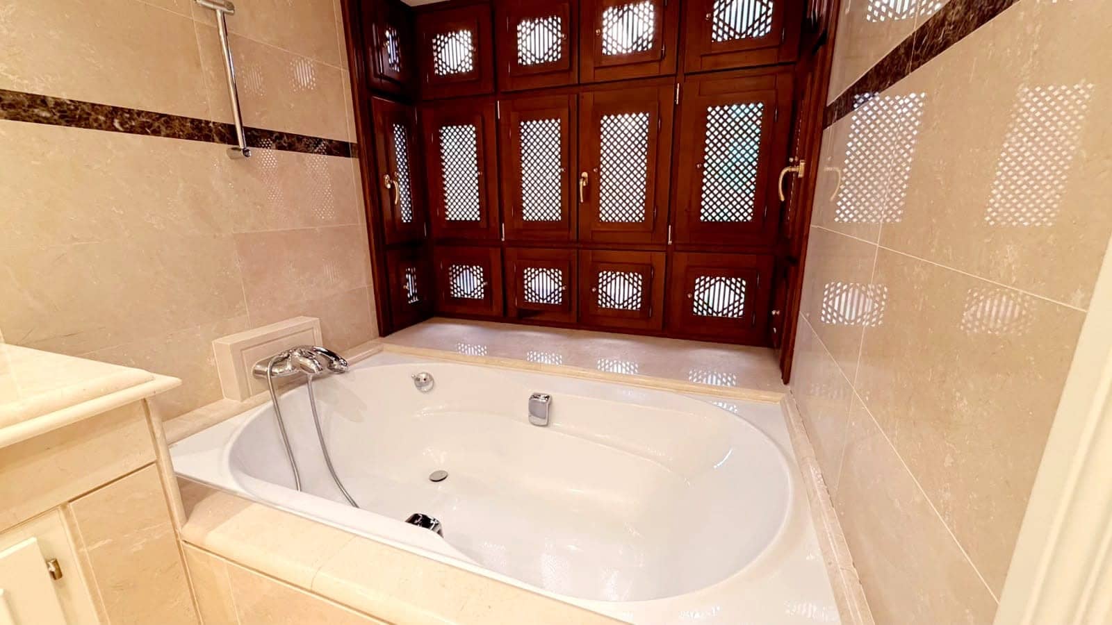 3 sovrum Lägenhet att hyra i Marbella med pool garage - 6 500 € (Ref: 10048973)
