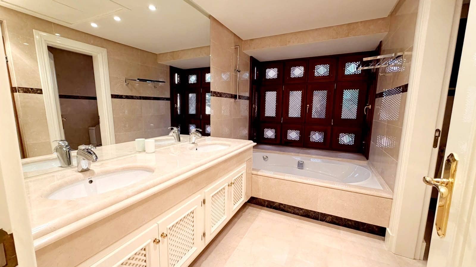 3 sovrum Lägenhet att hyra i Marbella med pool garage - 6 500 € (Ref: 10048973)