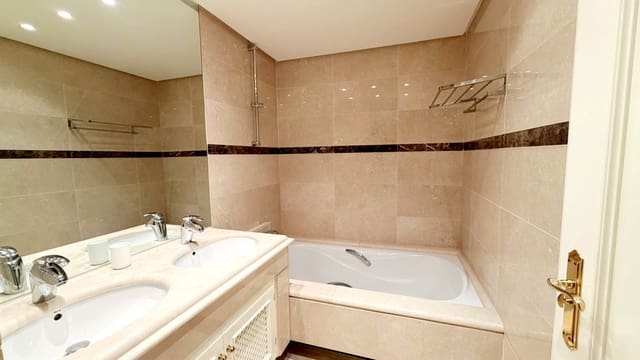 3 Zimmer Apartment zu vermieten in Marbella mit Pool Garage - 6.500 € (Ref: 10048973)