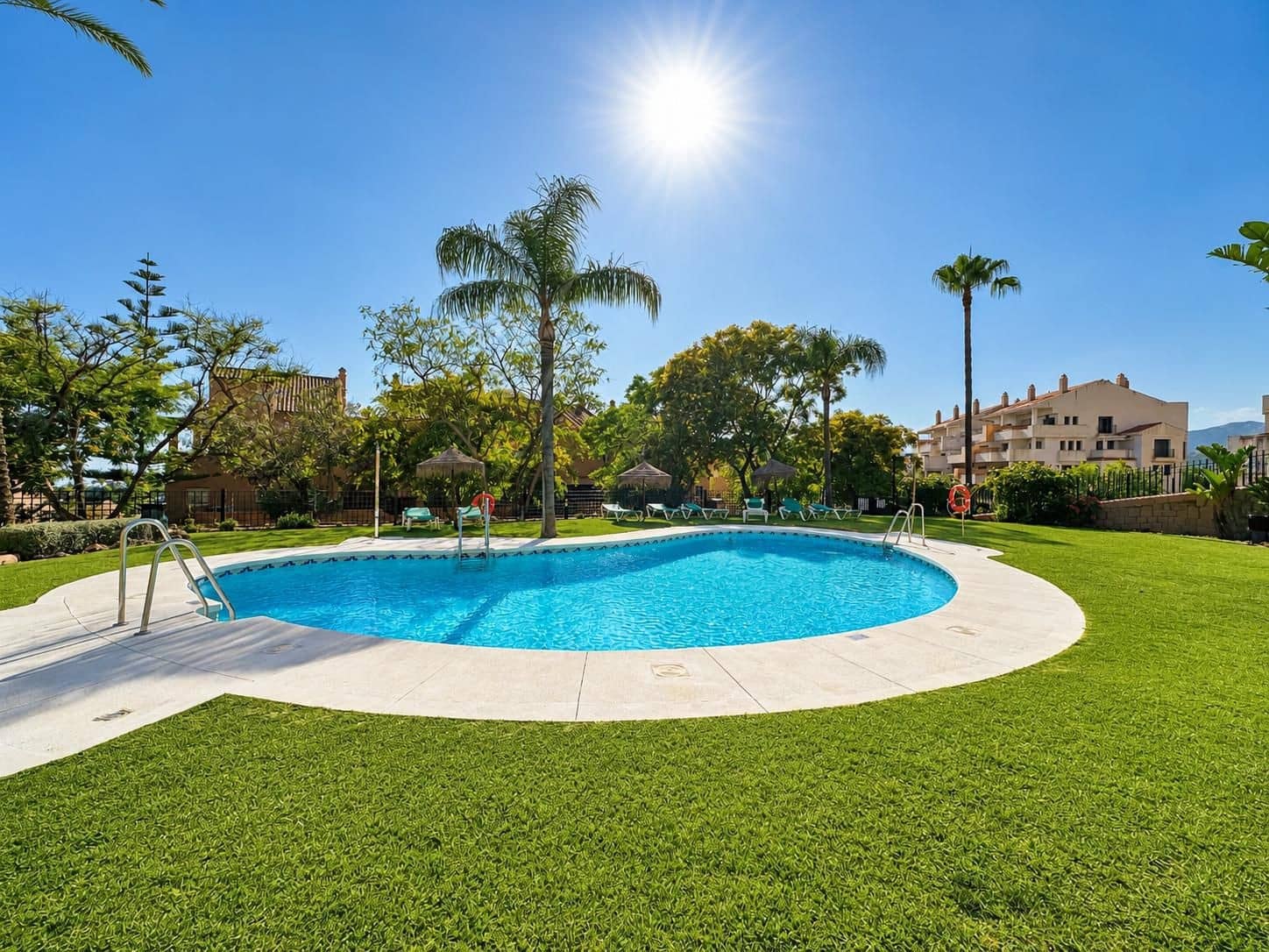 Apartamento de 3 habitaciones en Marbella en alquiler con piscina garaje - 2.500 € (Ref: 10048974)