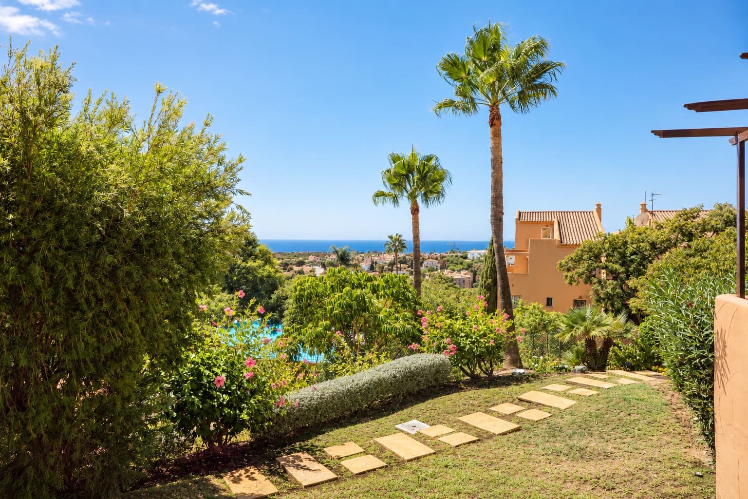 3 bedroom Apartment for rent in Marbella with pool garage - € 2,500 (Ref: 10048974)