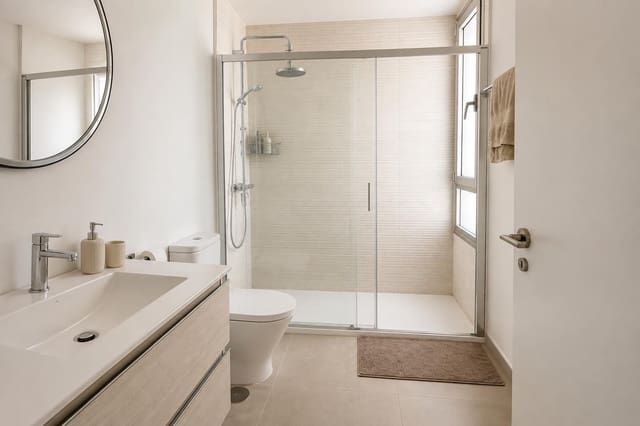 3 sovrum Lägenhet att hyra i Cancelada, Estepona med pool garage - 3 250 € (Ref: 10078117)