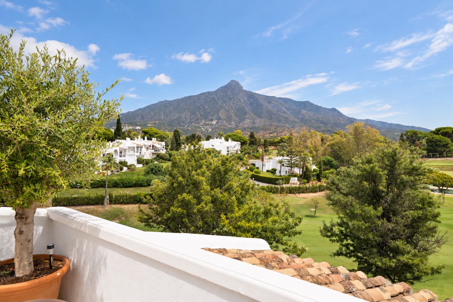 2 bedroom Penthouse for sale in Marbella with pool garage - € 495,000 (Ref: 10135961)