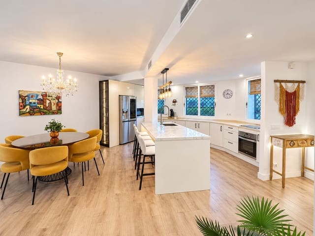 4 soverom Hus til salgs i Nueva Andalucia, Marbella med svømmebasseng garasje - € 649 000 (Ref: 10135962)