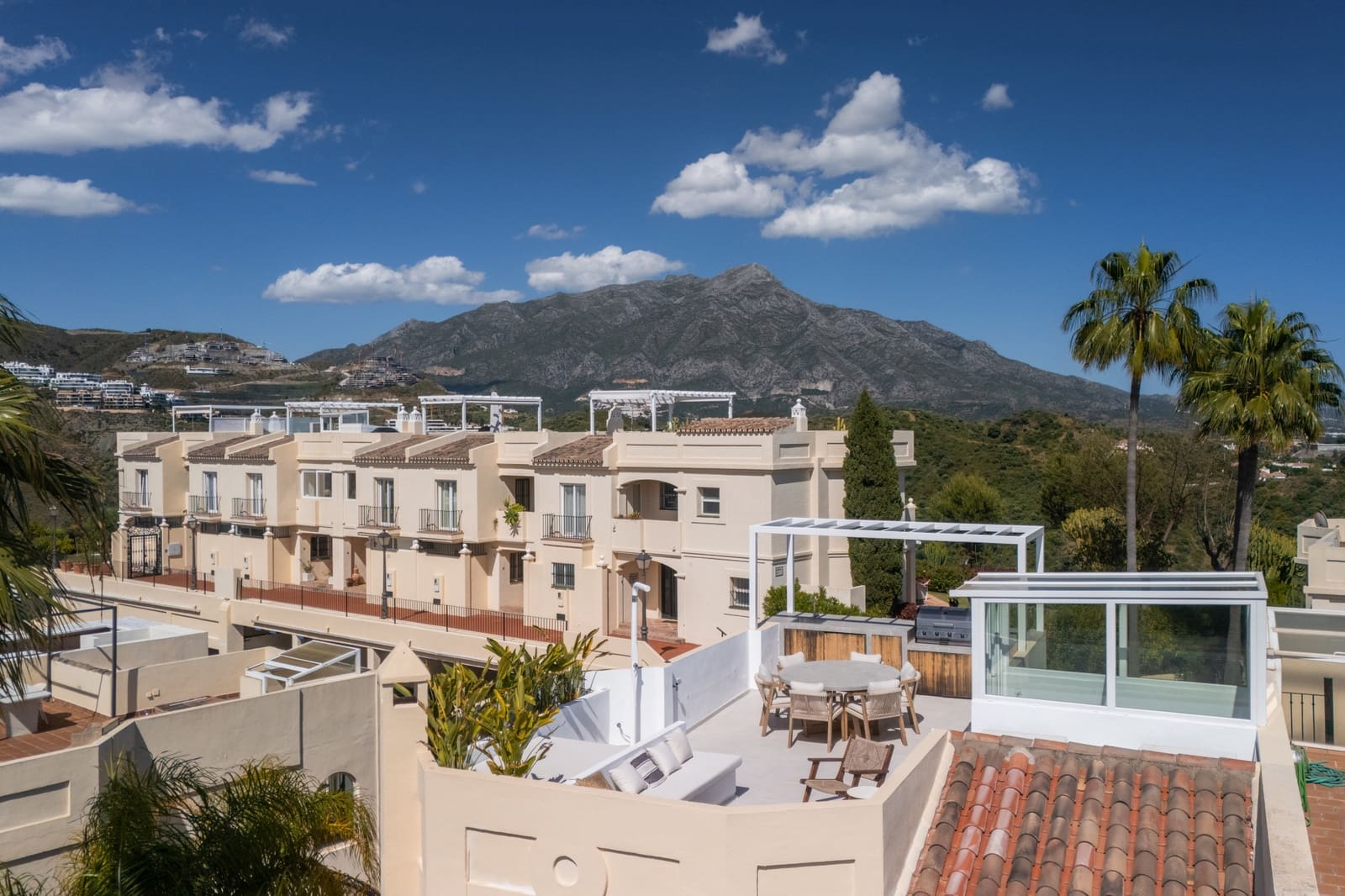 3 sypialnia Penthouse na sprzedaż w Benahavis z basenem garażem - 1 150 000 € (Ref: 10150340)