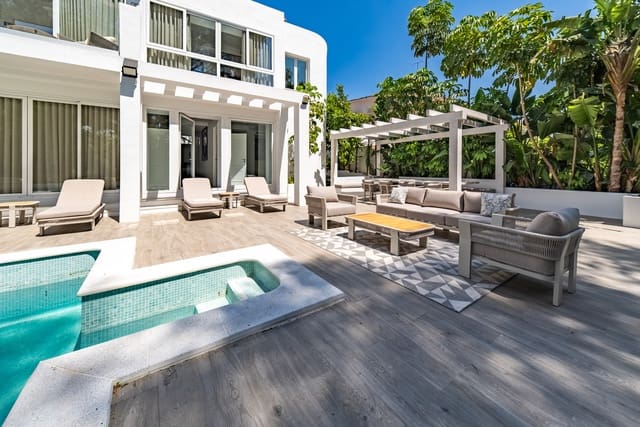 Chalet de 4 habitaciones en Las Brisas, Marbella en alquiler con piscina garaje - 9.500 € (Ref: 10176963)