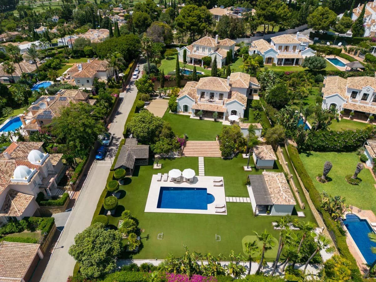 5 bedroom Villa for sale in Benahavis with pool garage - € 3,800,000 (Ref: 8055171)