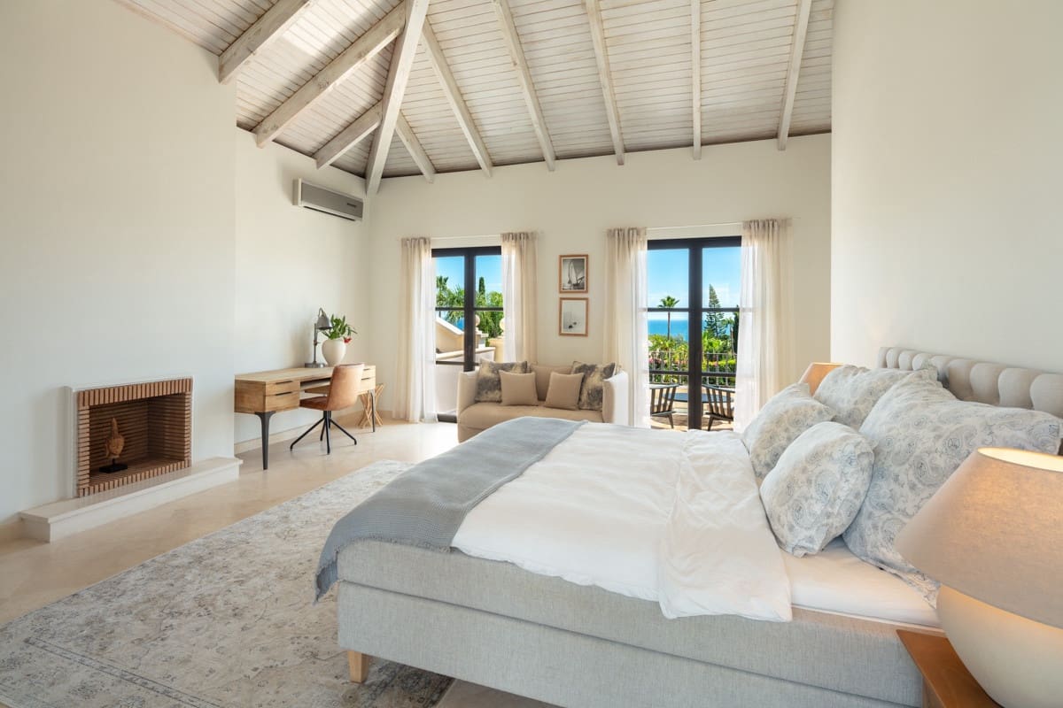 5 bedroom Villa for sale in Benahavis with pool garage - € 3,800,000 (Ref: 8055171)