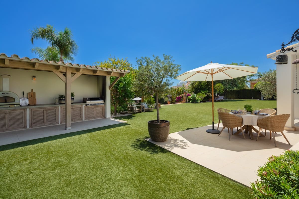 5 bedroom Villa for sale in Benahavis with pool garage - € 3,800,000 (Ref: 8055171)