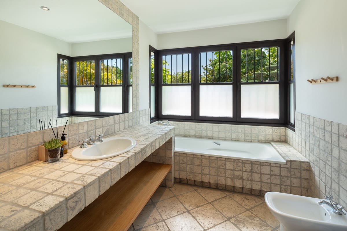 5 bedroom Villa for sale in Benahavis with pool garage - € 3,800,000 (Ref: 8055171)