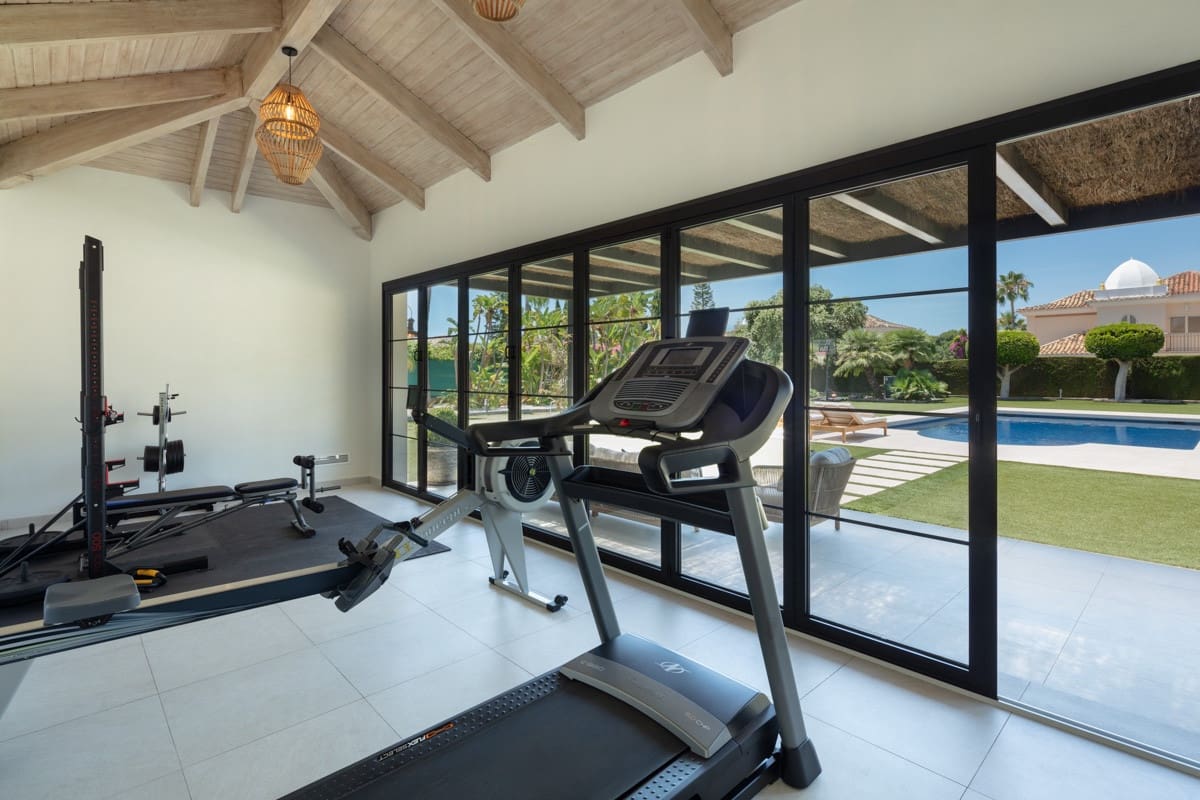 5 bedroom Villa for sale in Benahavis with pool garage - € 3,800,000 (Ref: 8055171)