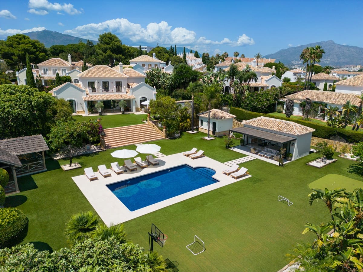 5 bedroom Villa for sale in Benahavis with pool garage - € 3,800,000 (Ref: 8055171)