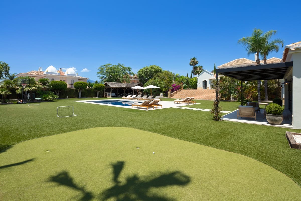 5 bedroom Villa for sale in Benahavis with pool garage - € 3,800,000 (Ref: 8055171)