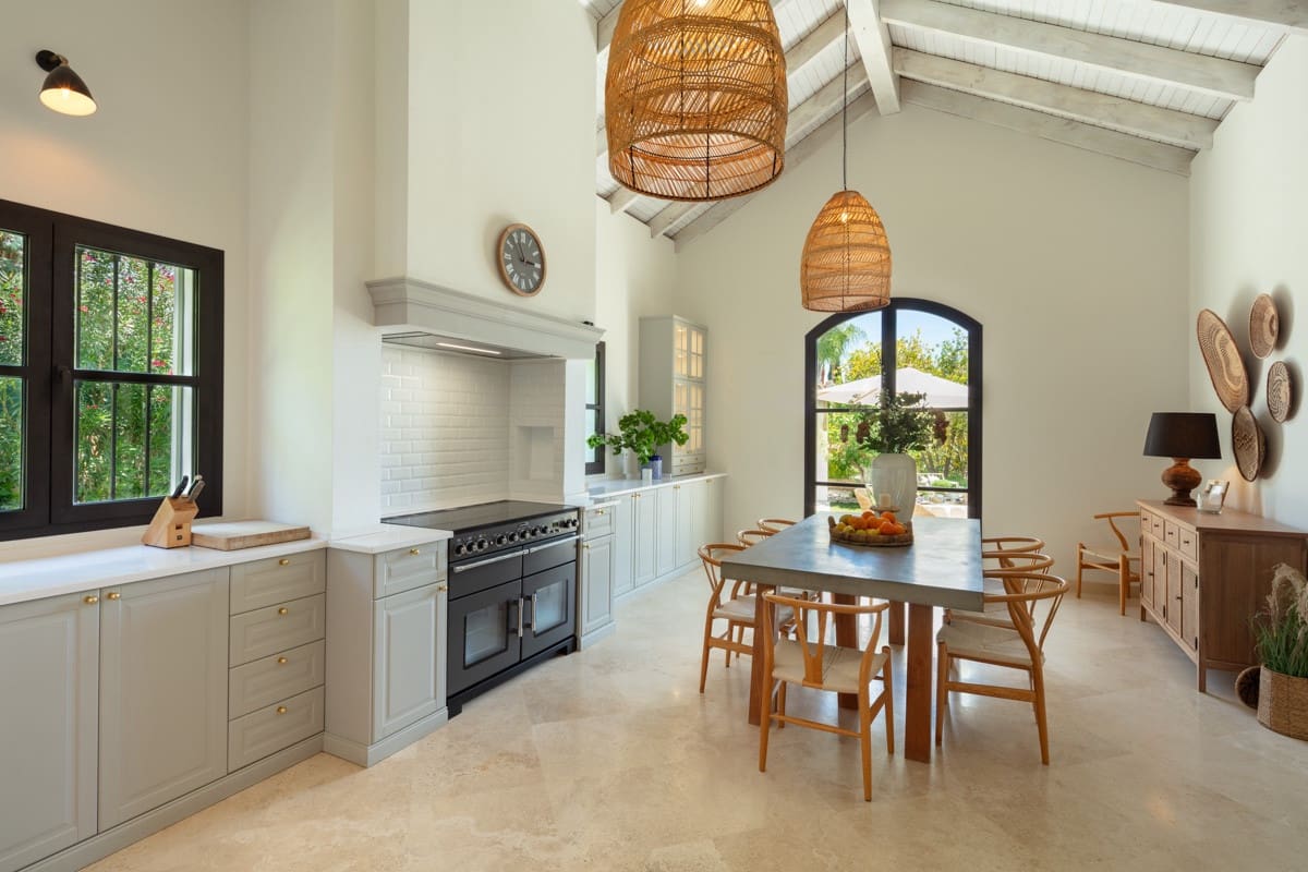 5 bedroom Villa for sale in Benahavis with pool garage - € 3,800,000 (Ref: 8055171)