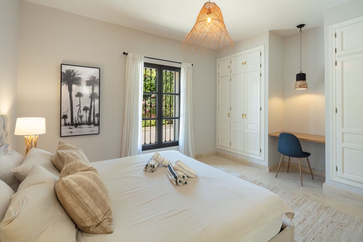 5 bedroom Villa for sale in Benahavis with pool garage - € 3,800,000 (Ref: 8055171)