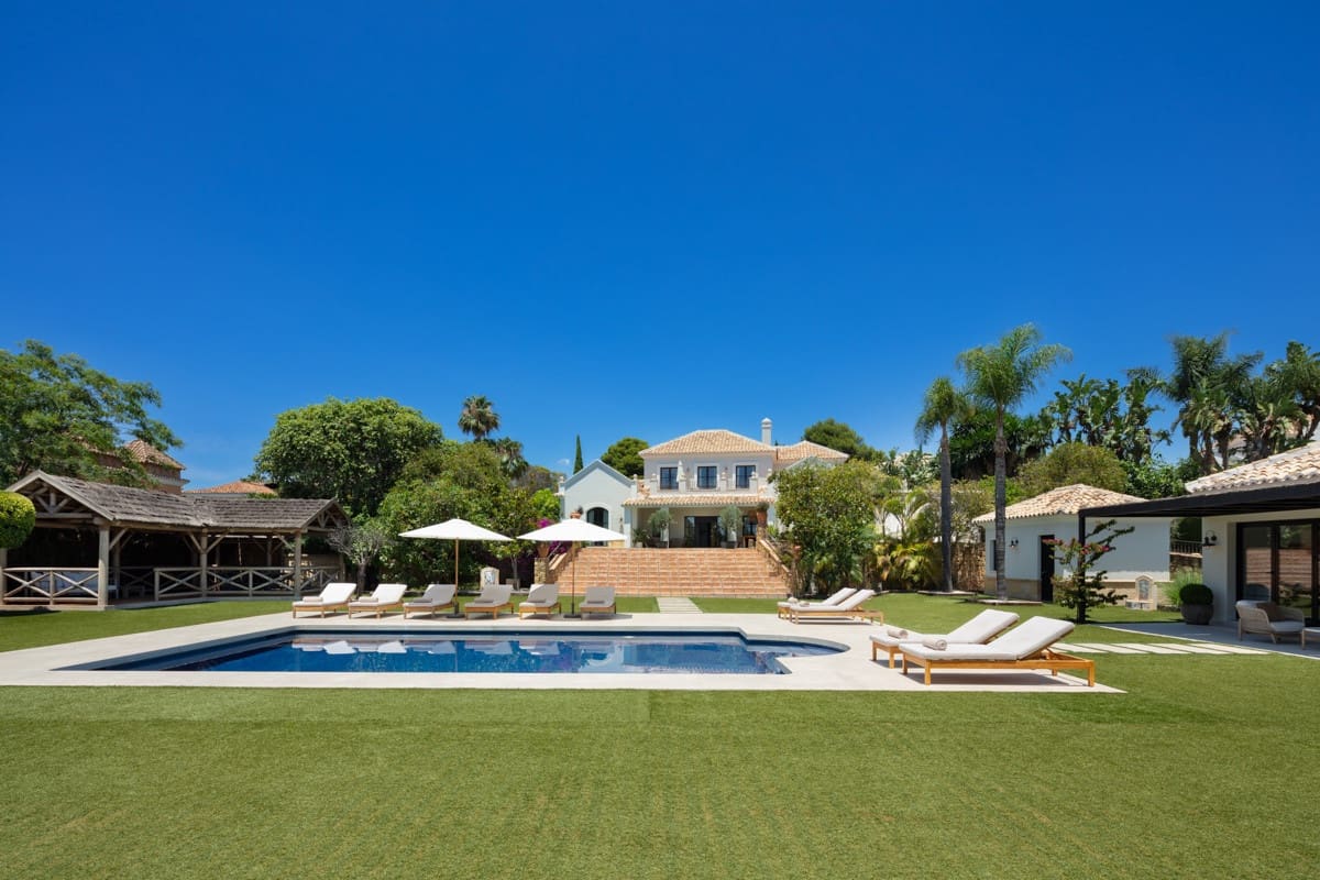 5 bedroom Villa for sale in Benahavis with pool garage - € 3,800,000 (Ref: 8055171)