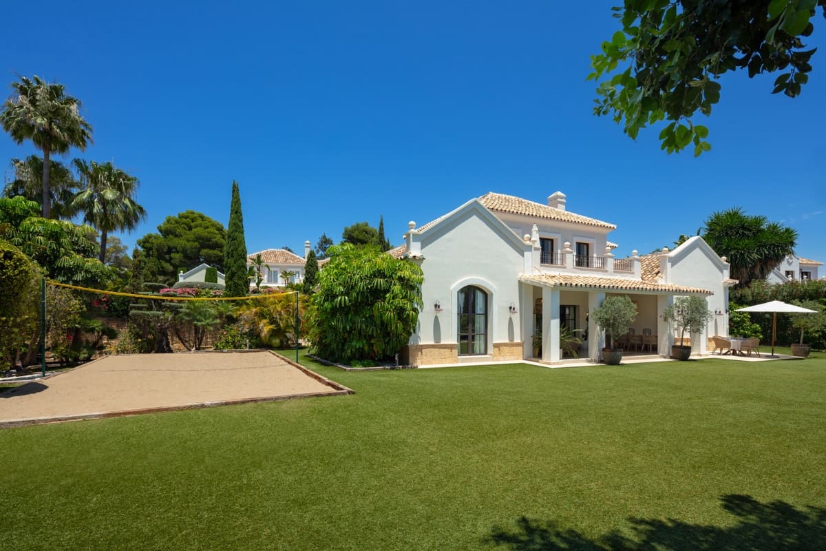 5 bedroom Villa for sale in Benahavis with pool garage - € 3,800,000 (Ref: 8055171)