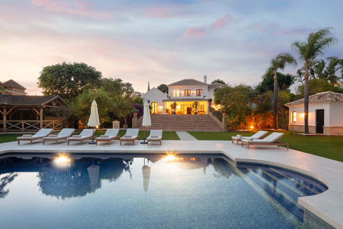 5 bedroom Villa for sale in Benahavis with pool garage - € 3,800,000 (Ref: 8055171)