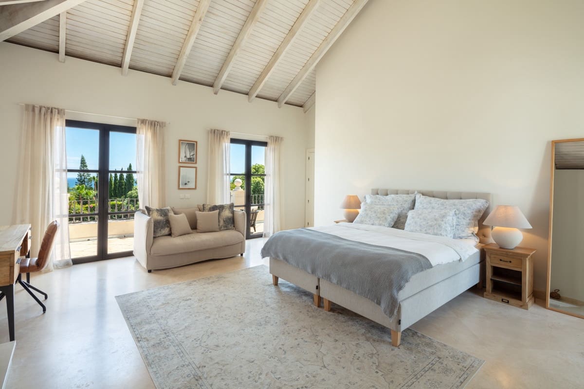 5 bedroom Villa for sale in Benahavis with pool garage - € 3,800,000 (Ref: 8055171)