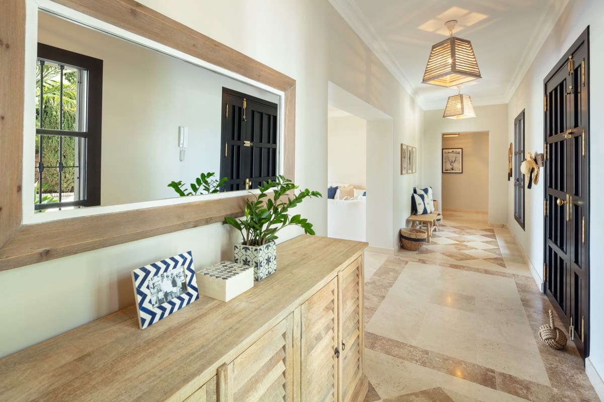 5 bedroom Villa for sale in Benahavis with pool garage - € 3,800,000 (Ref: 8055171)