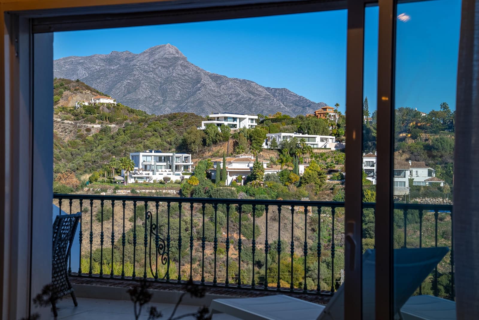 3 bedroom Apartment for sale in La Quinta with pool garage - € 695,000 (Ref: 8055173)