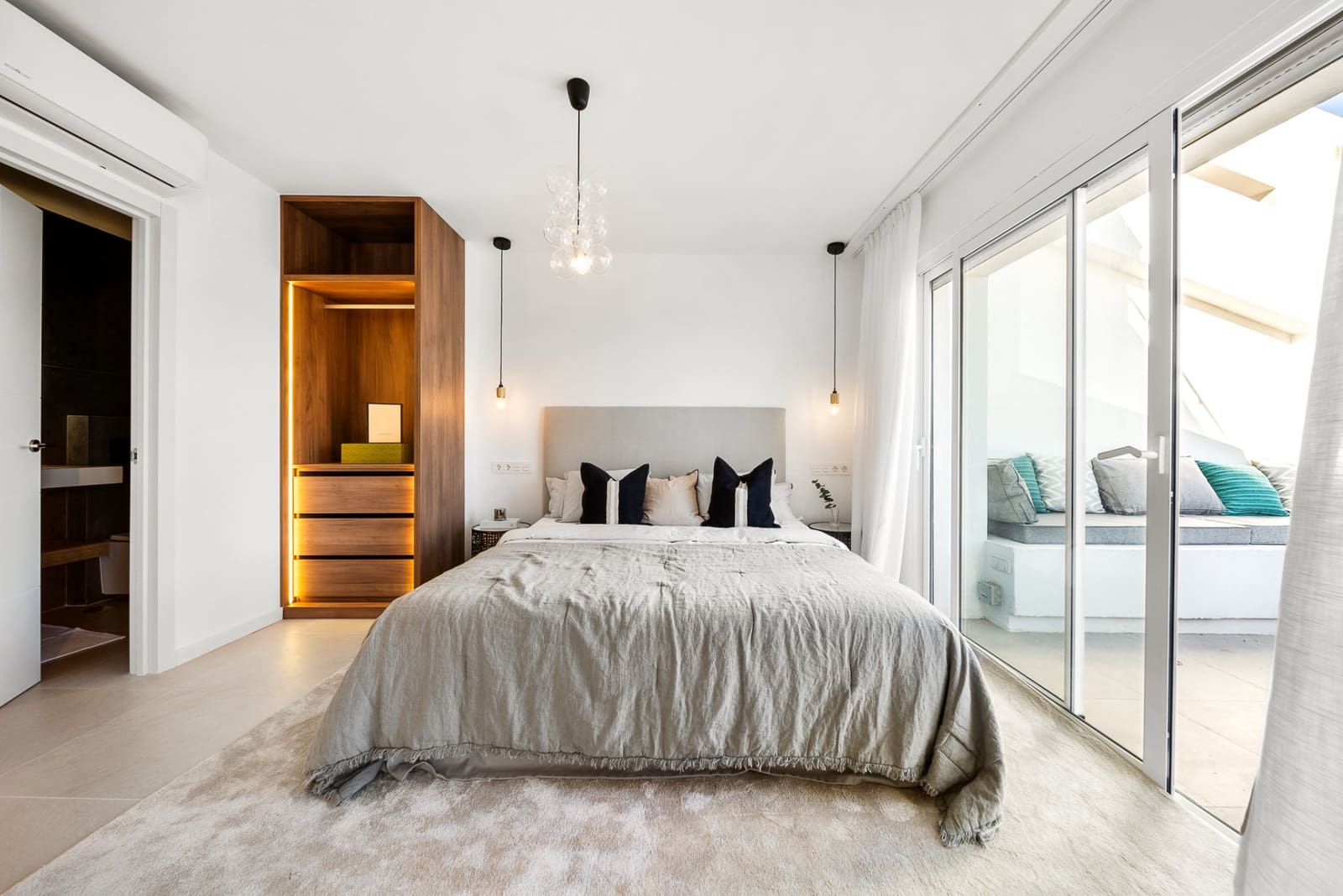 3 bedroom Apartment for sale in La Quinta with pool garage - € 695,000 (Ref: 8055173)