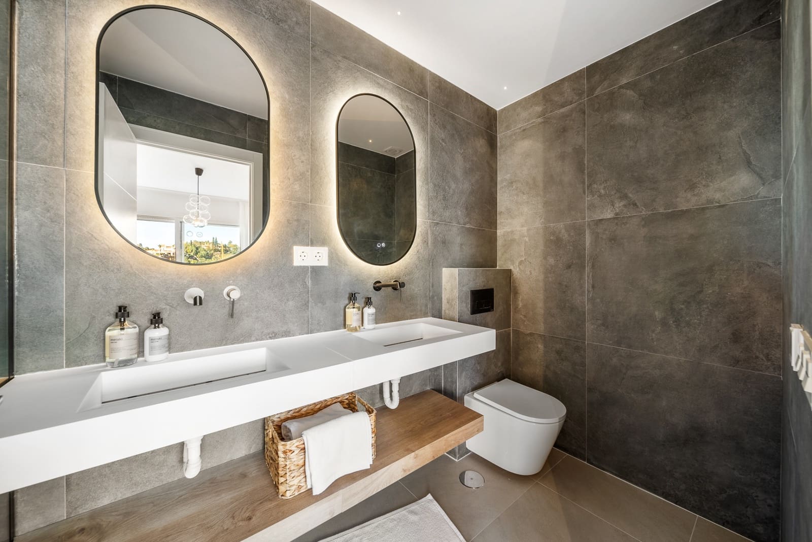 3 bedroom Apartment for sale in La Quinta with pool garage - € 695,000 (Ref: 8055173)